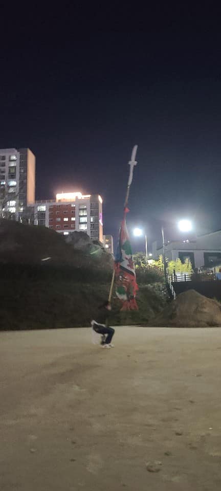 태권도로 단련된 손 주임의 날렵한 기훈련.