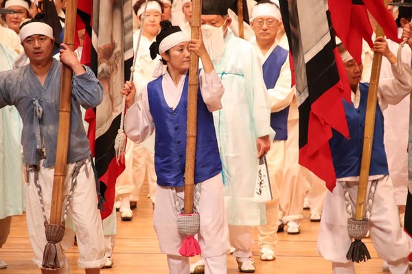 손 주임은 '세계인이 집에서 즐기는 한류문화 360도' 영상촬영에서 기잽이로 무대에 올랐다(가운데).