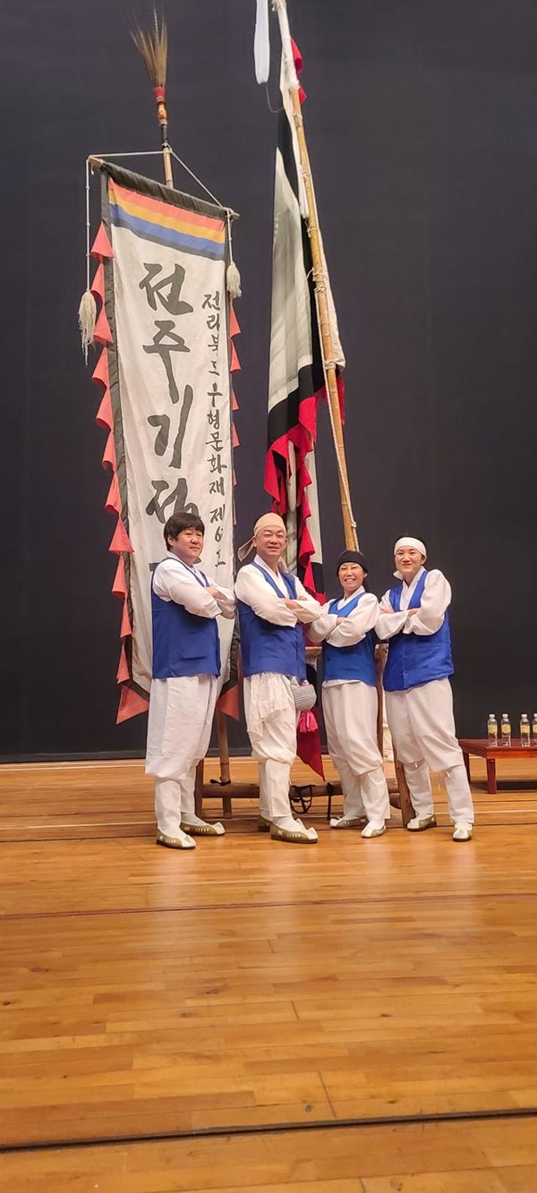  '전주기접놀이 전수관 1기 기 놀이반 동기들(맨 오른쪽 손경애)