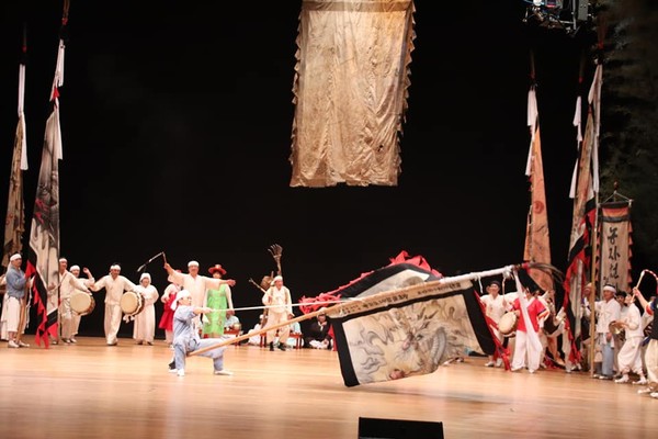 기접놀이 최고의 기수인 신성민 기접놀이반 강습 지도교수의 절묘한 기놀이.