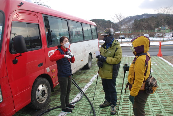 차 운행을 준비하면서 시민들에게 친절히 안내하고 있는 손 주임.