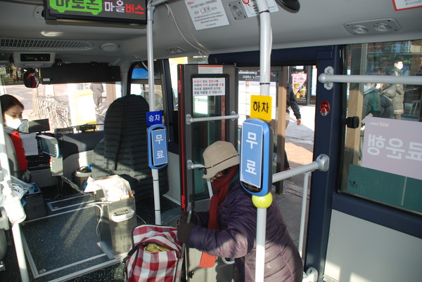 ​​추동마을에서 첫 손님이 차에 오르자 친절한 인사로 대한다.​​