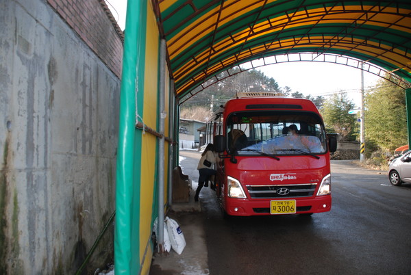 모악산 자락으로 한참을 들어가야 하는 추동마을 사람들이 이용하는 '바로온' 버스.