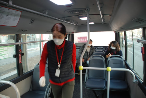 정차하는 시간이 생기면 손 주임은 차를 둘러보며 세심하게 챙긴다.