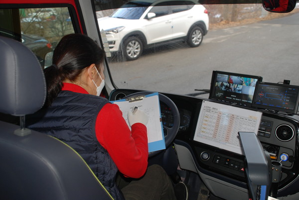 운행 중 틈새시간을 이용해 꼼꼼하게 운행잎지를 작성하는 손 주임.