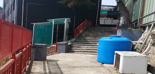  전주시 완산구 중화산동1가 17-1, 기전대학교 본관과 도서관 사이 계단