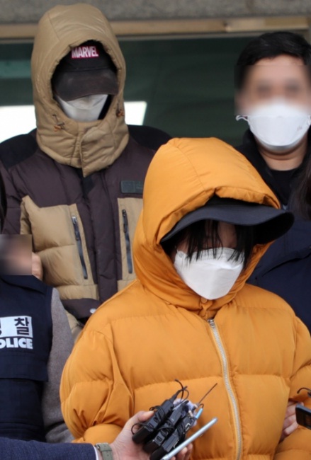 2주된 아기를 때려 숨지게 한 20대 부부.