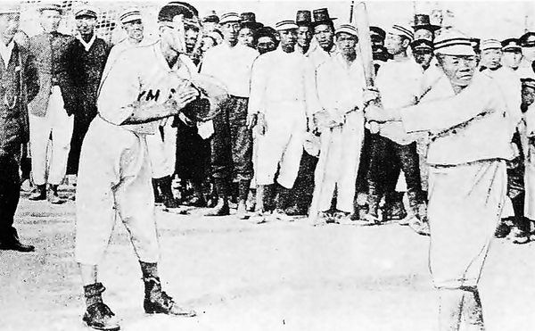 이길용 ‘동아일보’ 기자가 1930년 4월 2일 치 신문에 조선 최초 야구경기로 소개한 사진. 1910년 3월26일(음력) 훈련원에서 열린 YMCA-한성학교 경기 장면으로, YMCA 허성(許城) 포수와 한성학교 이영복(李永複) 타자, 심판은 다카하시(高橋)한성학교 교사다./사진 출처=군산야구 100년사