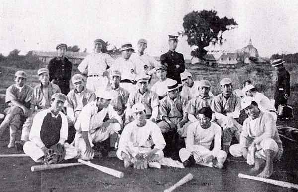 용산 철도구장에서 황성기독청년회군-철도군 시합 앞두고(1913년 9월)