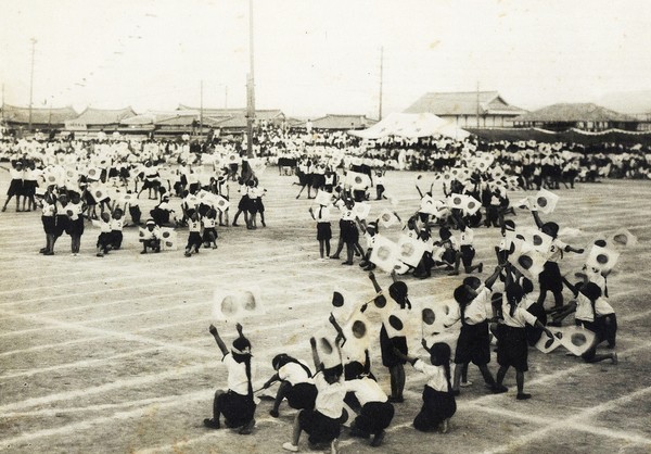 일장기 들고 마스게임 하는 군산공립보통학교 운동회(1937년)(사진 출처='군산 야구 100년사')