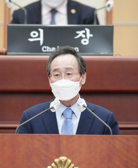 17일 제379회 도의회 도정질문에 답변하는 송하진 지사.