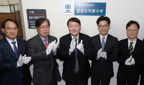 사진을 봐라, 하나같이 적폐 정치 검사들이다. 이들을 통해 이명박 최순실이 도적질 한 천문학적인 돈이 환수될 수 있었겠나? 코미디다.