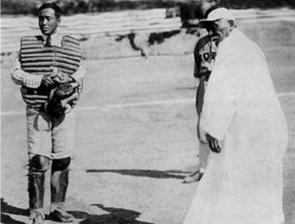 전조선야구대회 개막전에서 시구하는 이상재 선생(출처=군산 야구 100년사)