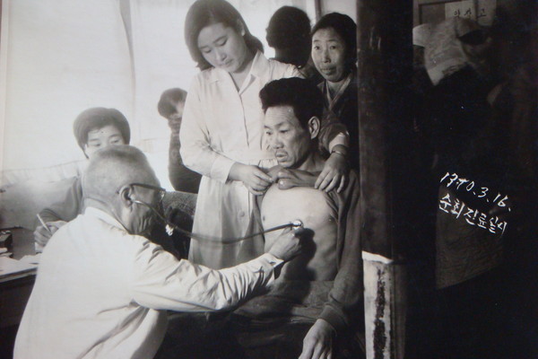 농촌에서 순회 진료를 펼치는 양기준 선생(출처=군산 야구 100년사)