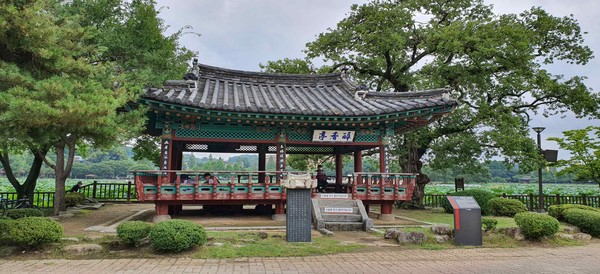 연꽃향에 취한다는 전주 덕진공원 내 취향정은 1917년 전주 지역의 대표적인 친일파 중의 한 사람인 박기순이 자신의 회갑을 기념하기 위해 세운 정자다. 덕진연못의 사설 공영권을 장악한 박기순은 취향정을 세우고 사람을 모아 시회(詩會)를 여는 등 전주 사람들의 휴식공간을 사유화 했다.