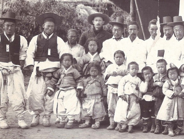 대야 만자산교회(지경교회 전신) 남신도 단체 사진(1904년, 출처=군산 야구 100년사).