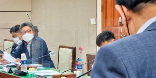 4월 12일 김제시의회 김주택 의원이 무공고 퇴직공무원 채용 논란과 관련해 질의하고 있다