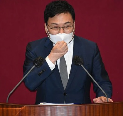 이상직 의원이 본인의 체포 동의안에 대해 신상발언을 하고 있다.