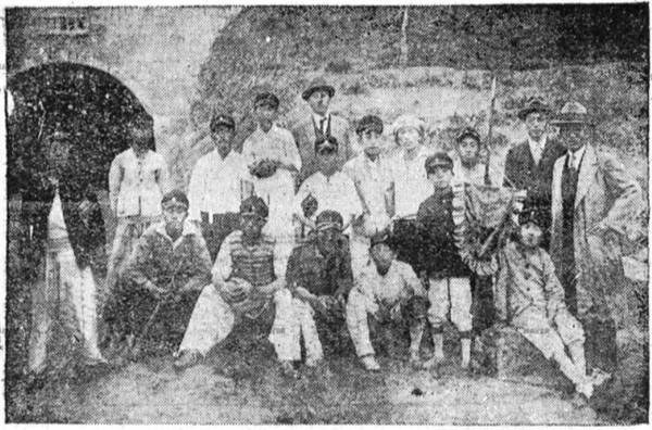 군산공원 아래에서 찍은 소년야구대회 우승팀 기념사진. 왼편으로 해망굴도 보인다. (1927년 5월 4일 자 '동아일보')