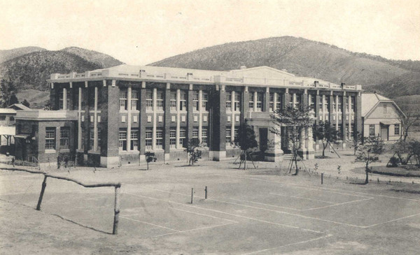 1930년대 군산중학교 본관 건물(출처=군산 야구 100년사)