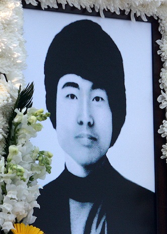 전북대 이세종 광장에 있는 이세종 열사 영정사진