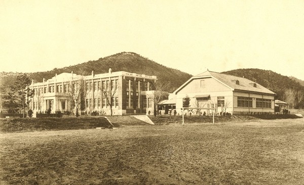 일제 강점기 군산중학교 본관과 강당 1929년 모습(출처=군산 야구 100년사)