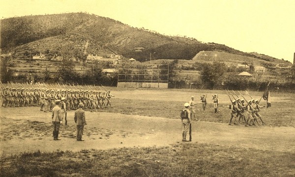 1929년 군산중학교 재학생들 교련 연습년(출처=군산 야구 100년사)