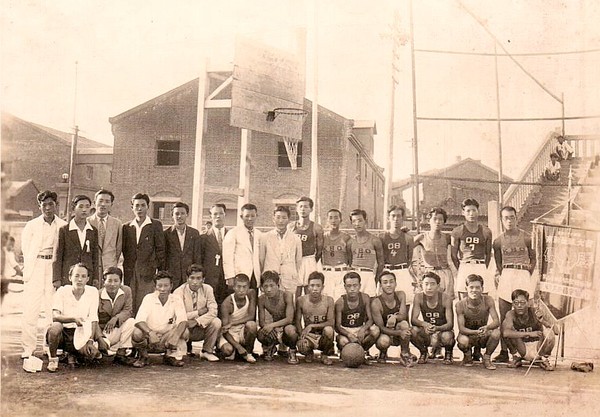 1940년대 군산 공설운동장 농구 코트 앞에서 군산시 농구단(출처=군산 야구 100년사)