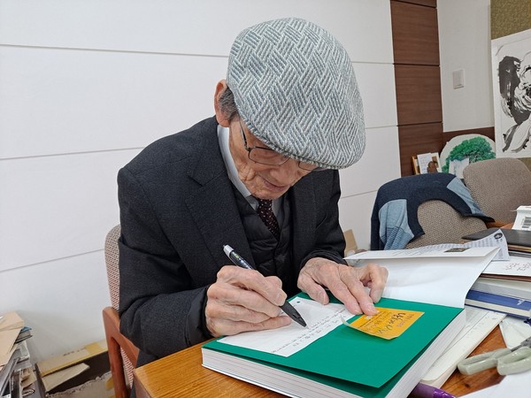 고하 최승범 시인의 최근 집필 모습.