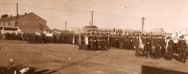 1960년대 경일 행사에 참여한 시내 중·고등학교 학생들(출처=군산 야구 100년사)