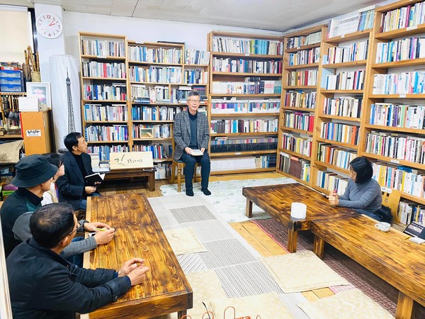 독자들과 대화는 모습.