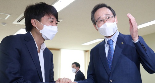 지난 18일 전북을 방문한 이준석 국민의힘 대표와 송하진 도지사가 악수를 나누며 인사를 하고 있는 모습.