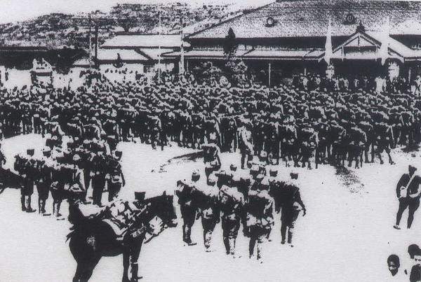 중·일전쟁을 앞두고 군산역에 도착한 일본군 숙영부대(출처=군산 야구 100년사)
