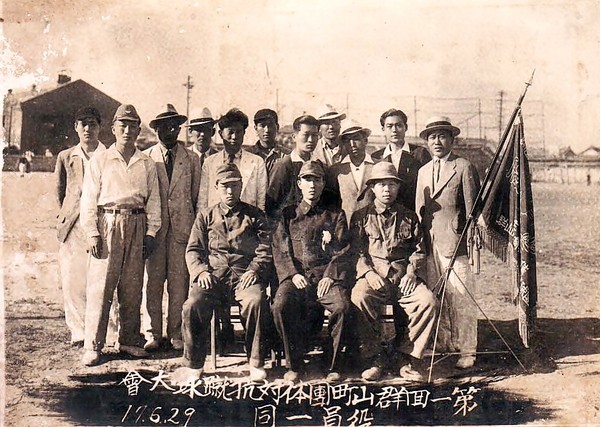 1942년 공설운동장에서 열린 '제1회 군산부 町(동)대항 축구대회' 임원 단체 사진(출처=군산 야구 100년사)