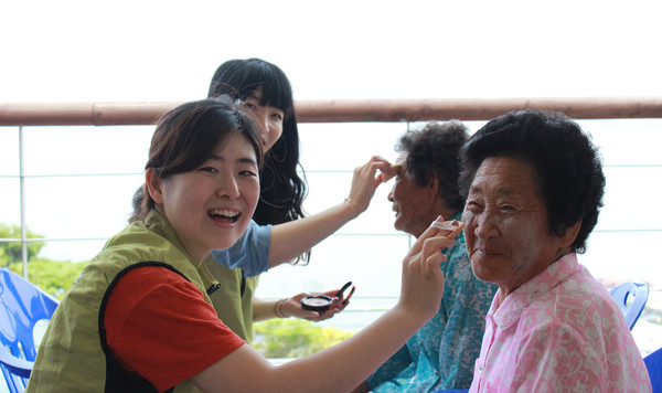              국민연금공단 직원들이 지역 어르신들을 대상으로 봉활동을 펼치고 있는 모습.