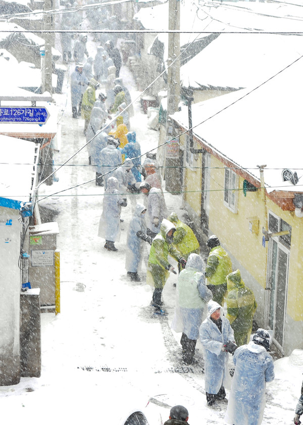 겨울철에 지역에서 실시하는 연탄나눔 행사.