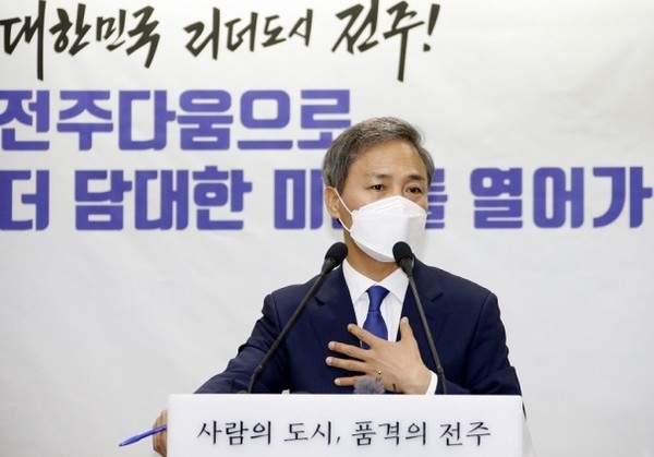 김승수 전주시장이 1일 기자회견에서 내년 지방선거 불출마 입장을 밝혔다.