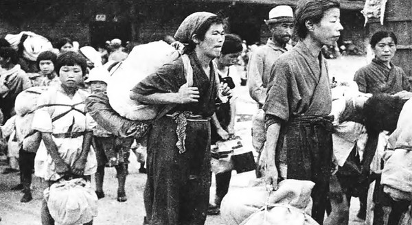 부두에서 귀국선 기다리는 일본인들(1945년)(출처=군산야구 100년사)