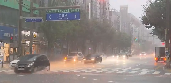 6일 집중 호우로 도로에 물이 가득 고인 전주시내 모습.