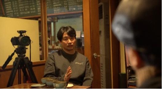 다큐 영화를 위해 취재 중인 김종관 감독.