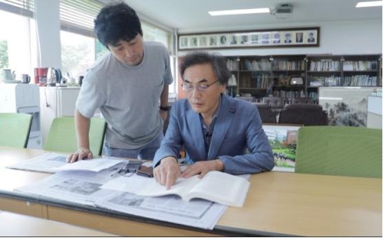 1980년 당시 전주 신흥고 상황을 취재하고 있는 김 감독(좌측).