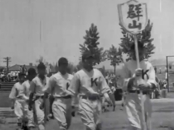 광복 후 처음 개최된 전국 도시대항 야구대회(1946) 개막식에서 군산팀이 입장하고 있다. (출처: 한국영상자료원)