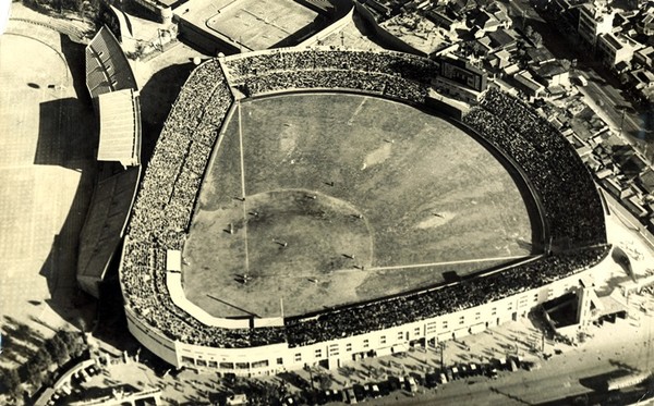 서울운동장 야구장(동대문구장 1960년대)(출처: 군사 야구 100년사)