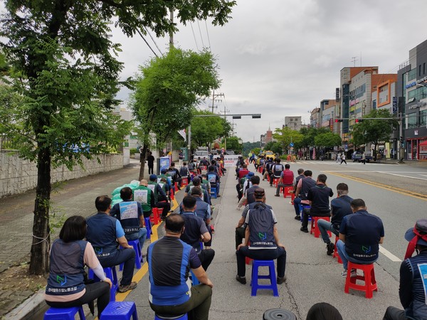  최근 도내 건설노동자들의 잇따른 사망 사고는 하도급 관계에서 발생하고 있는 만큼 하도급 관행의 근절과 원청‧발주처의 책임을 강화해야 한다는 주장이 제기됐다.
