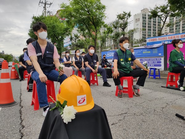            민주노총전북본부와 건설노동자들이 지난 8일 '죽지 않고 일할 권리를 달라'고 촉구했다.