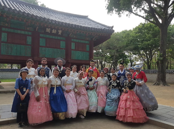 전주한옥마을에서 외국인 연수생들과 공단 직원들이 함께 문화체험 행사를 진행하고 있는 모습.