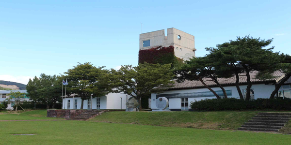 고창군 부안면 선운리 231 미당 시 문학관. 