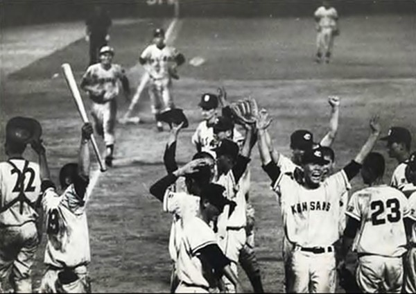 제26회 황금사자기 결승전(1972), 우승 확정되는 순간 환호하는 군산상고 선수들(출처: 군산 야구 100년사)