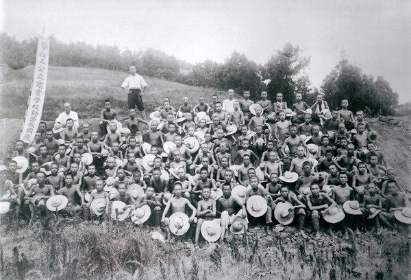 1942년 군산상업학교 학생들의 하계 근로봉사(출처: 군산 야구 100년사)