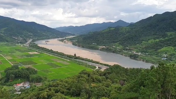 경남 하동군 평사리 섬진강 전경.